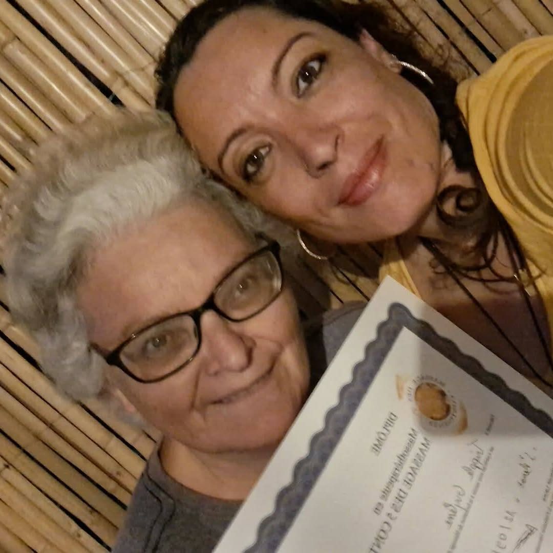 Laure avec une stagiaire tenant son certificat de praticienne